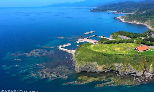 Hello, it's Yasuhiro & Shinobu from Hokkaido. We are releasing a travel magazine and we are also its editor and photographer. It almost covers all the areas of Hokkaido for around 70,000 km. There is hardly any place in Hokkaido that we don’t know of. We will take you around picturesque scenery spots (based on the direction of sun and seasons) only known to the photographers. As we are used to the snowy roads, you may sit in the back, relax and enjoy your time with us.