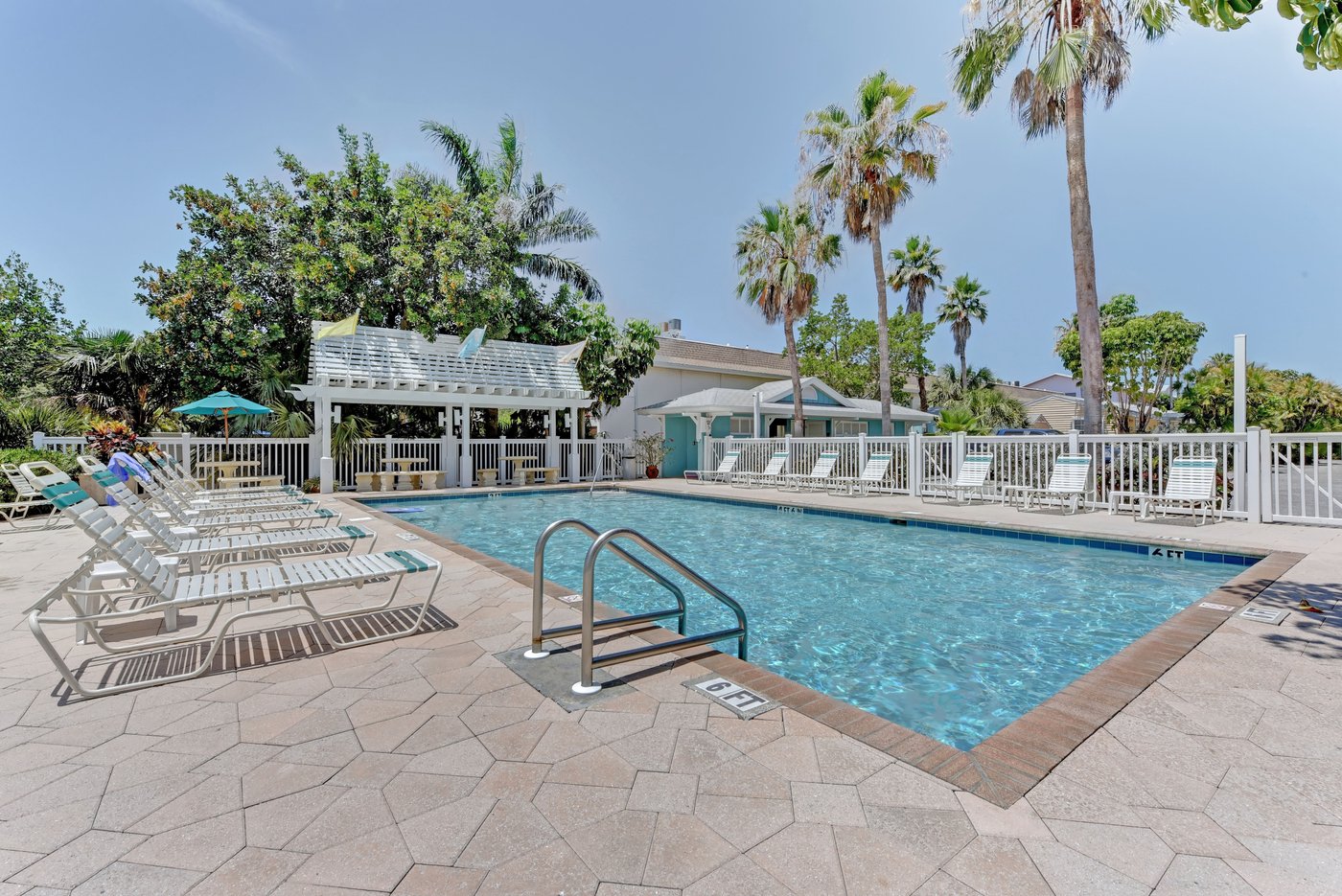 TRADEWINDS BEACH RESORT - Prices & Hotel Reviews (Anna Maria Island