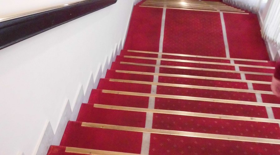 Treppen bis zum ersten Stock, Koffer können aber auch vom Personal hoch getragen werden ;)
