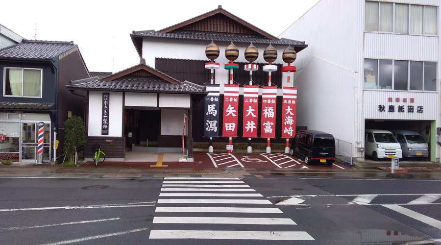 建物の前で