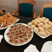 Buffet presso la saletta al piano superiore