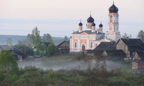 В 1854 г. крестецкий помещик Н.Ф. Мусин-Пушкин на свои средства решил восстановить Никитскую церковь на месте молельни. По ходатайству жителей Ямской слободы началось строительство новой большой церкви рядом с деревянной. Так началась история Троицкой церкви. Деньги собирал крестьянин Ямской слободы Андрей Васильев – именно он затем стал первым священником Троицкой единоверческой церкви. Храм был освящен 7 ноября 1865 г.