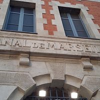 パビリオン入口上にマルセイユ運河とフランス語で書かれています