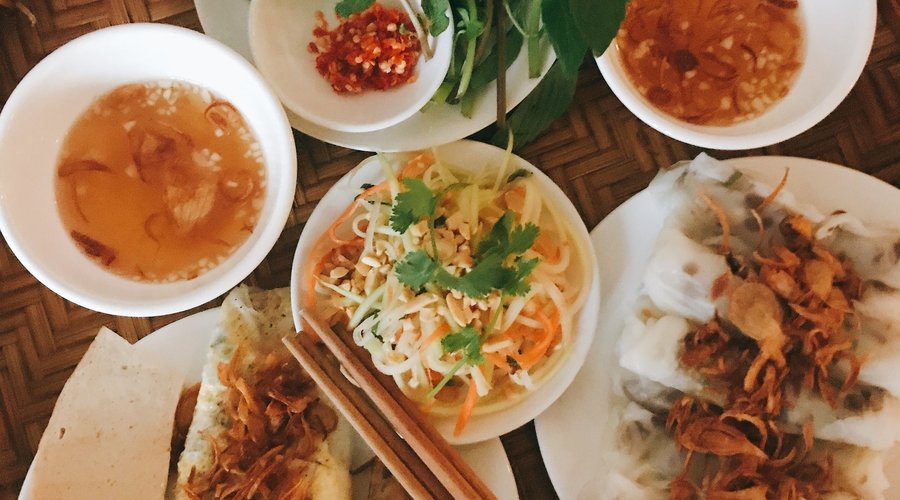Bánh cuốn Bà Hanh với chả lụa