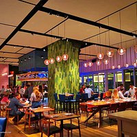 Ambiente moderno y distendido, ingredientes frescos y un chef de renombre que interactúa con los comensales.