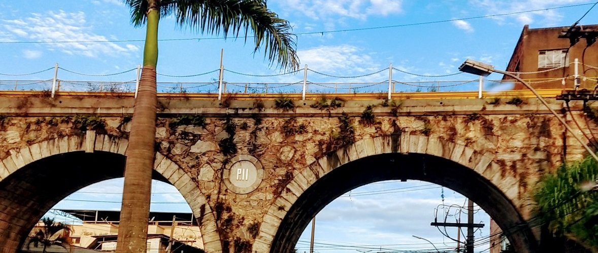 A "capital das rosas", mas não existem rosas nas praças e canteiros das vias públicas. As "praças e vias públicas" são a expressão do descaso dos governantes e da população, com vias totalmente esburacadas, calçadas destruídas, lixeiras quebradas, pontos de ônibus inexistentes ou vilipendiados, capim tomando tomando conta de tudo e lixo acumulado por todos lados. Não há investimentos em turismo, estrutura minina de restaurantes e atrativos. População muito empobrecida e alienada aos coronéis ...
