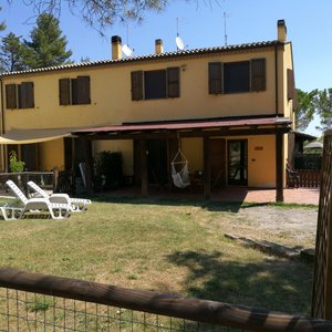 casa colonica immersa nel verde a due passi dal centro città e dalla bellissima Riviera Del Conero parcheggio privato