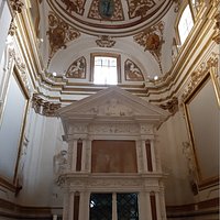 Il mausoleo di Celestino V e la cappella barocca in cui è inserito, alla fine della navata dx della basilica di Collemaggio
