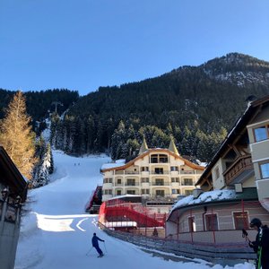 Talabfahrt endet direkt am Hotel, ein Schwung und man ist im Skikeller
