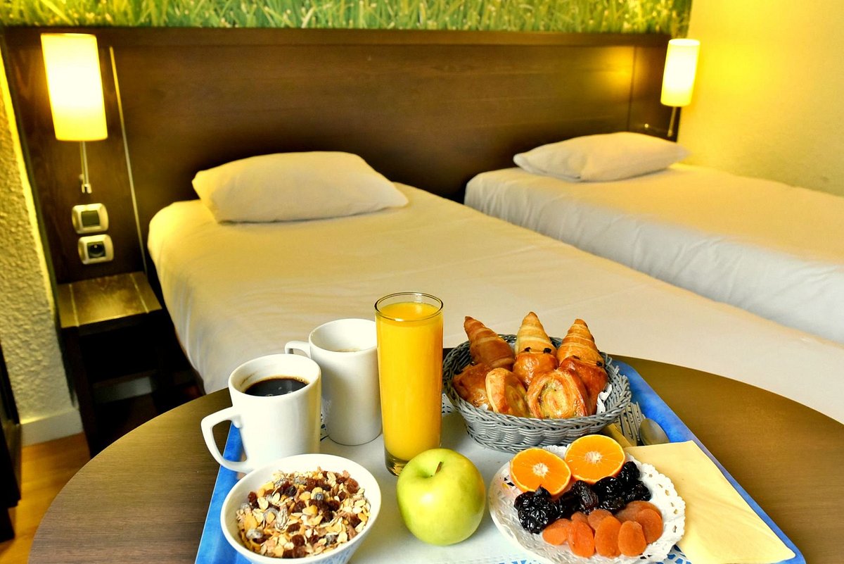 Plateau Petit-déjeuner Sur Lit Dans Une Chambre D'hôtel Image