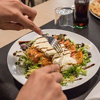 buenas ensaladas y pizzas