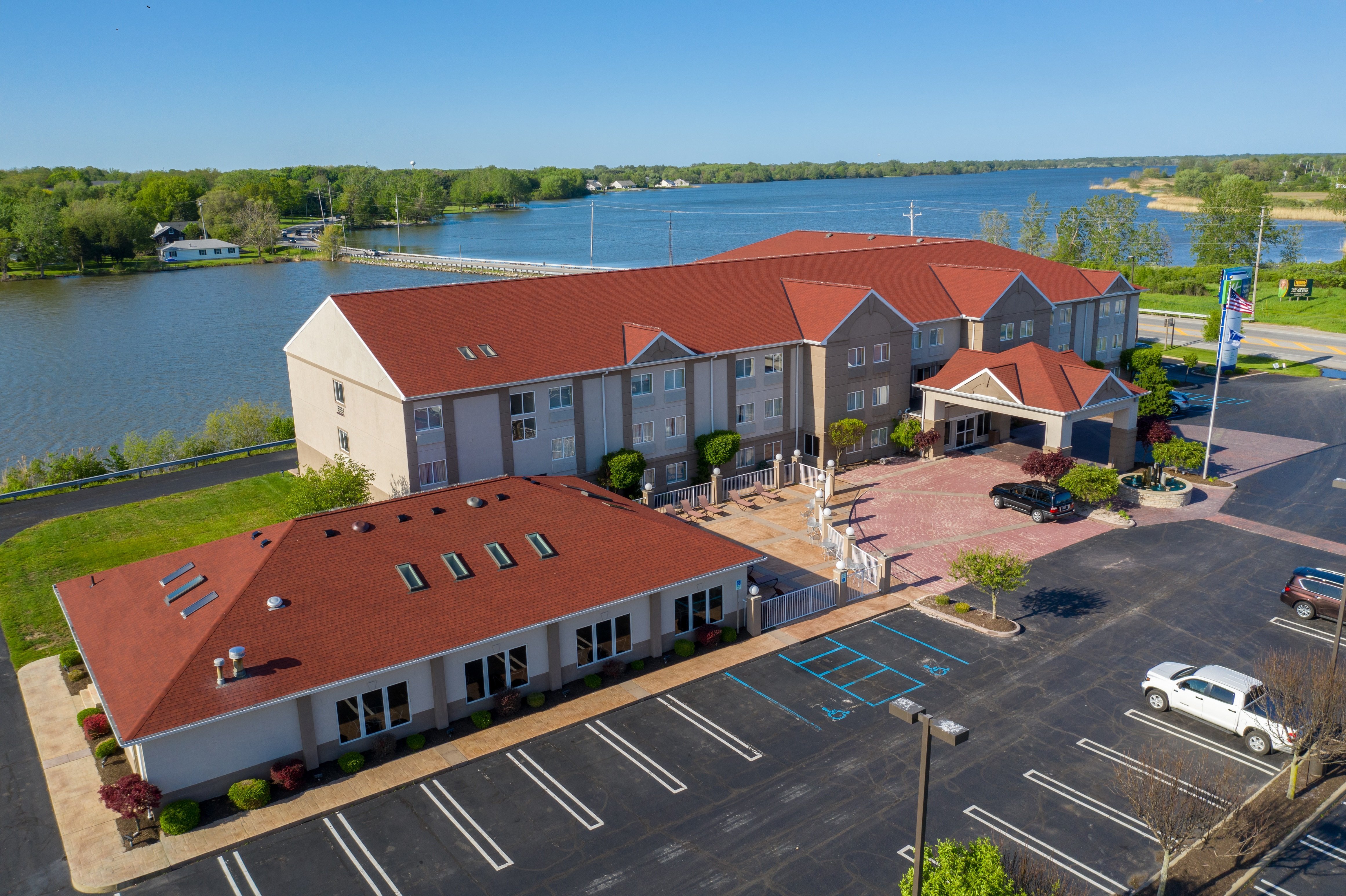 HOLIDAY INN EXPRESS & SUITES PORT CLINTON-CATAWBA ISLAND, AN IHG HOTEL ...