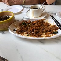 Visited Q House for the first time and it was in their new outlet in Desa Tebrau. The ambiance of the place is good. The food we ordered was overly salty. We opted for some fried noodles & a soup base noodle together with some dim sum (chicken feet & Pau). Like the ambiance but the food although tasty was salty. Those with salty taste buds, probably good for you.