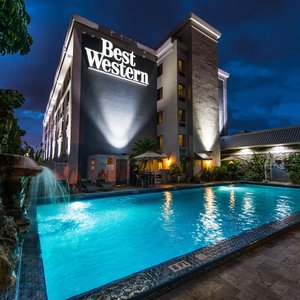Best Western Plus Hollywood/Aventura in Hallandale Beach, image may contain: Hotel, Villa, Resort, Pool