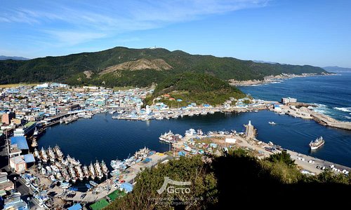 Starting from Hwajin Beach and walking through Jangsa Beach and Namho Beach to Ganggu Port, you can meet the beautiful fishing villages of Korea. In particular, the East Sea here is different from the South and West Seas of Korea. Rough but deep and green.