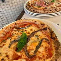 Pizza regina et pizza aux anchois