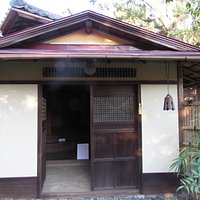 皆春荘の玄関。建物内には入れません。