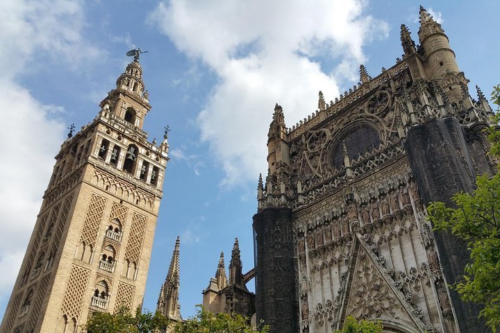 Includes　2023　Giralda　The　Alcazar　and　Line!　Cathedral　Seville.　of　Skip　access　tickets