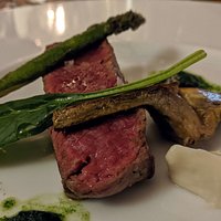 FIletto di manzo uruguaiano con asparagi e carciofi.