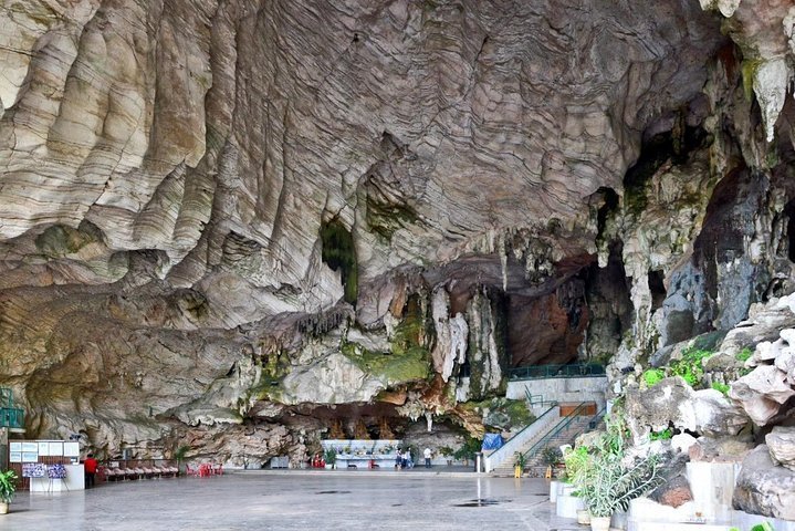 Best scenic viewpoints in Malaysia - Kek Lok Tong Cave Temple