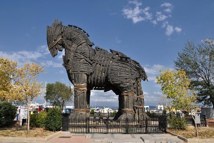 O cavalo de madeira de troy o cavalo de tróia original usado no filme troy  em pé na costa de egeu