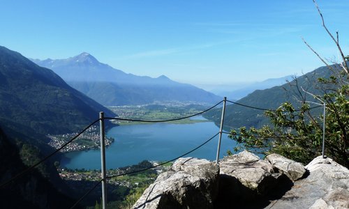 Lungo il sentiero che porta a Codera in Val Codera (Valchiavenna)