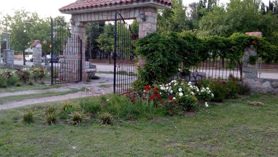 Canteros  pórtico de entrada 