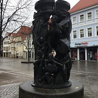 Der Bürgermeister von Quedlinburg symbolisiert mit dem Rathaus in der Hand das Schicksal der Nomenklatur der DDR.