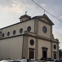 vista della facciata dal piazzale antistante