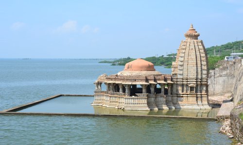 BISALDEO TEMPLE Bisalpur, located around 60-80 kilometres from Tonk, was founded by the Chahamana ruler Vigraharaja IV in 12th century A.D. Bisalpur is considered very important due to the temple of Gokarnesvara, also known as Bisal Deoji’s temple. It was constructed by Vigraharaja IV, who was an ardent devotee of Gokarna. The inner sanctum of the temple enshrines a Shiva linga. The temple has a hemispherical dome, supported on eight tall pillars sporting floral carvings.