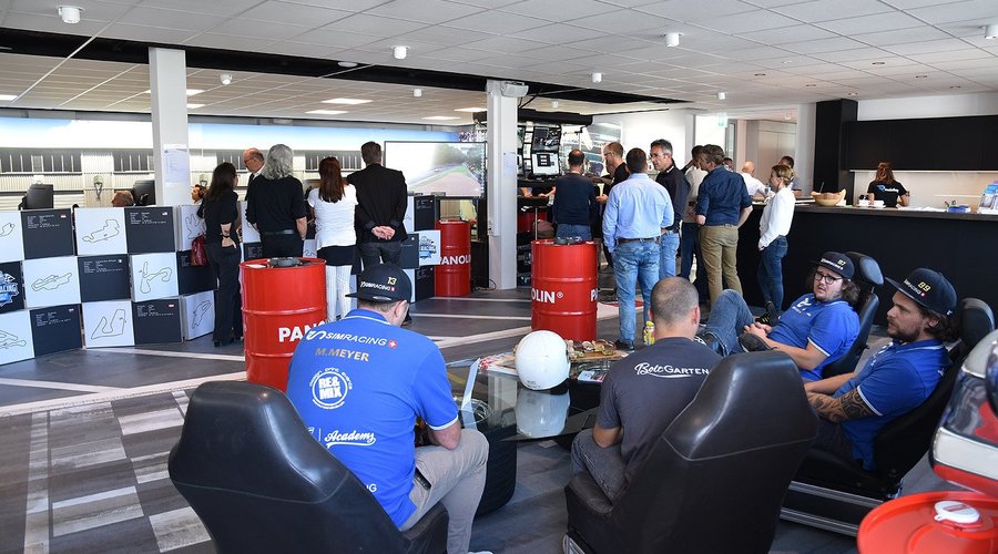 Coole Event-Location im Boxengassen-Stil mit Barbetrieb.