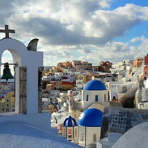 cheapest time to visit santorini greece