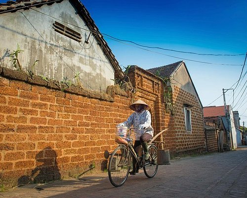 Ninh Binh Getaway - Crossing the street in Vietnam One of the first things  to know in Hanoi was how to cross the busy streets of the city. Hereby some  tip to