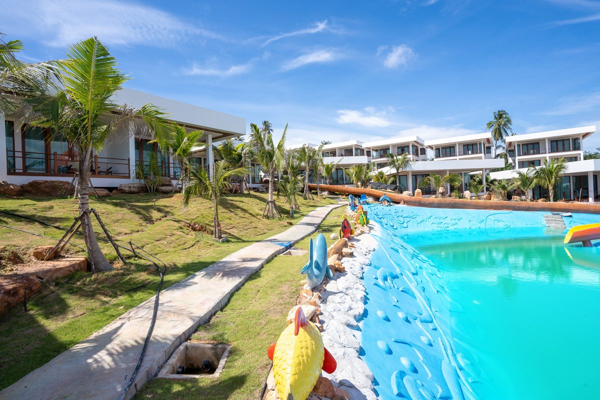 Mountain beach resort. Памукко отель Пхукет. Маунтин Бич Паттайя. Phi phi Mountain Beach Resort. PP Mountain Beach Resort and Waterpark.