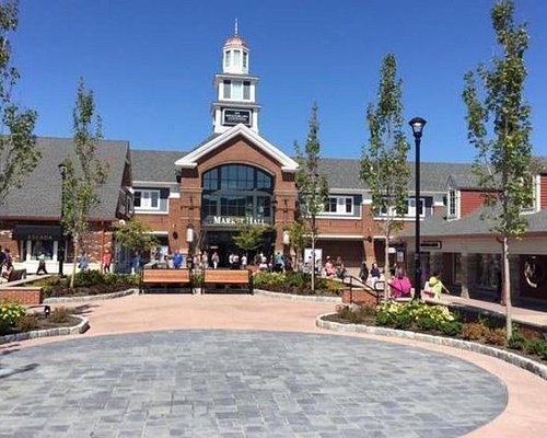 How to get to Woodbury Common Premium Outlets in New York - New Jersey by  Bus, Subway or Train?