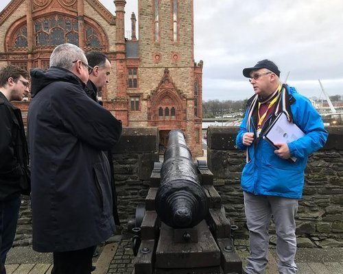 17th Century City Walls - Derry - Discover Northern Ireland