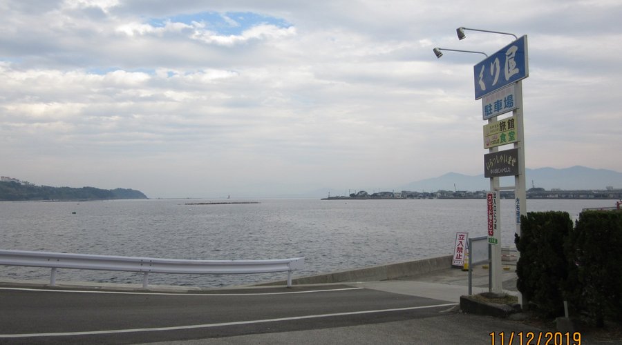 店内から臨む【山川漁港】