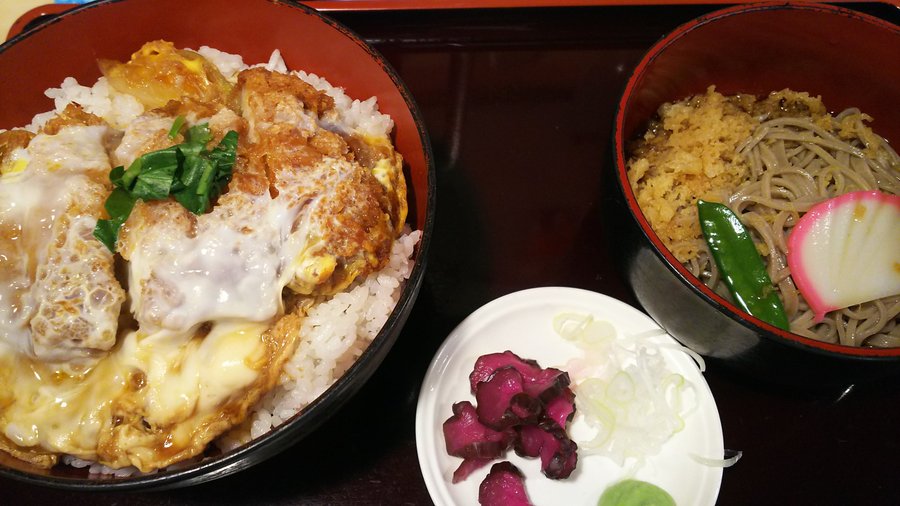 ランチのカツ丼セット900円（サービス大盛）