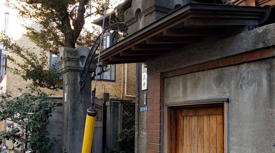 円正寺門前の雰囲気（門前は築地場外市場）