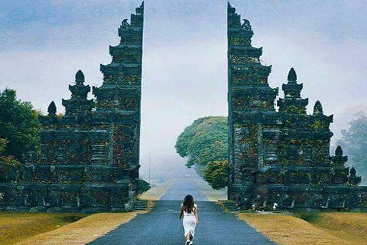 PrivateTour:Ulun Danu Temple-Handara Gate-Wana Giri Hill&Tanah Lot Sunset