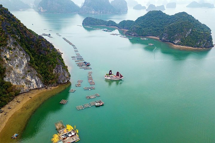 Exploring Ha Long Bay - Cruising and kayaking in Ha Long Bay