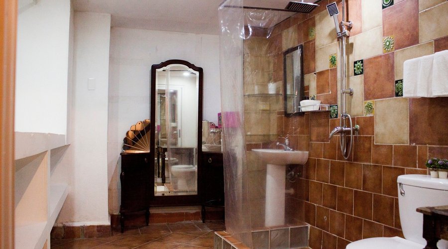 Confortable baño provisto de los aditamentos esenciales de aseo.