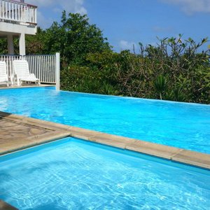 Piscine clôturée située au bas de la résidence