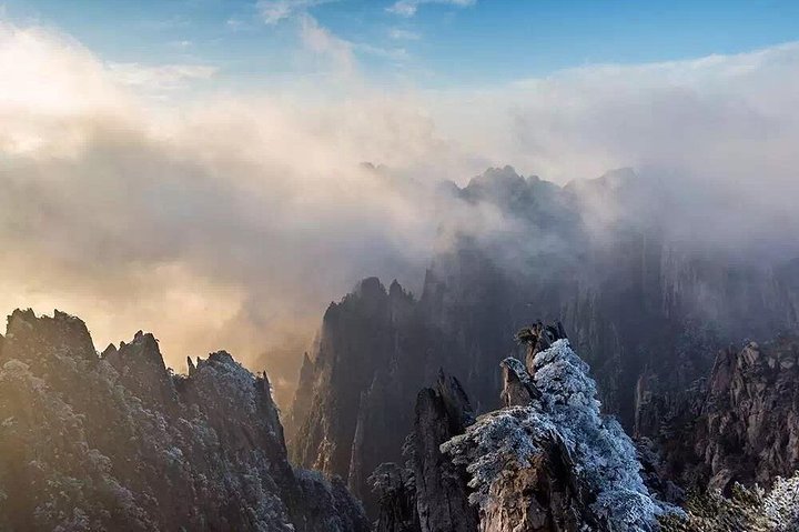 2024 Huangshan Mountain Huangshan Enthralled   Caption 