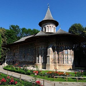 File:Romania Putna Monastery Well Water Bucket.jpg - Wikipedia