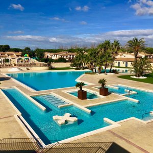 Piscine tôt le matin ! tip top et des toboggans dans l'autre pour les enfants !