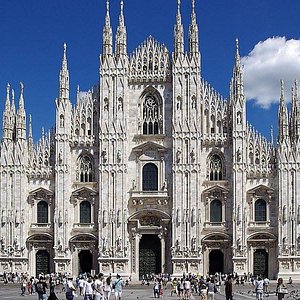 The imposing Milan Cathedral (Duomo) located a few hundred yards from the 3 star Hotel La Madonnina at 10 Via G. Mazzini in the city centre.