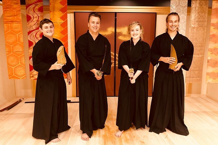 Foto de katana real, experiencia samurai, Osaka: Me and my husband holding  the bamboo mat we managed to cut with real katana swords! - Tripadvisor