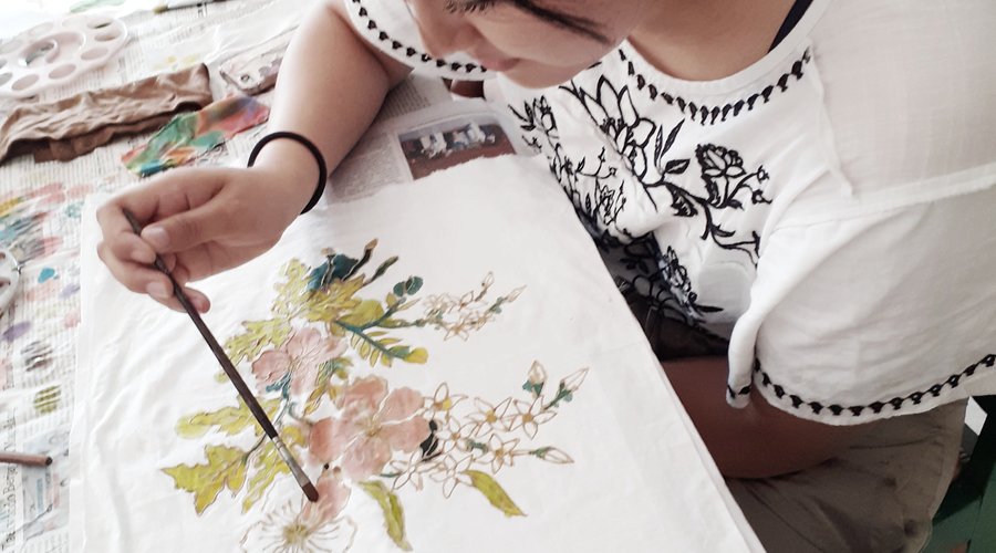 Proses pewarnaan untuk batik varian warna. Proses pewarnaan dilakukan setelah proses mencanting. 

Colouring process (painting) is for the various colour batik. It apply when the process of nyanting was done.