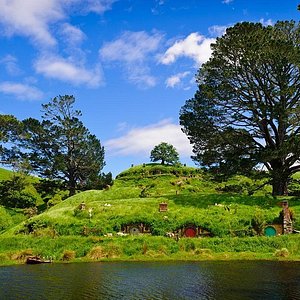 Dove il sole incontra la montagna, vediamo che la luminosità finisce sempre  nell'oscurità. Girato al lago blu rotorua, nuova zelanda Foto stock - Alamy